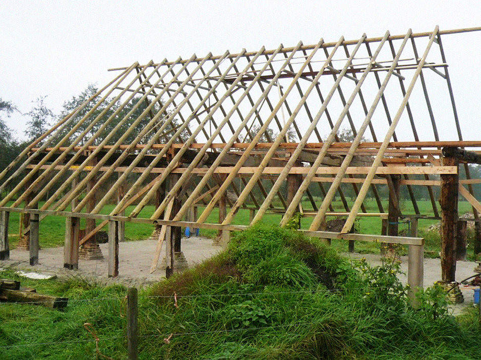 Constructie van landelijke houten overkapping.