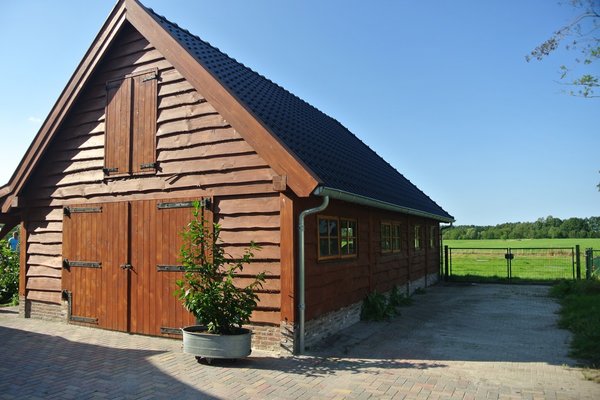 Garage of carport van duurzaam hardhout