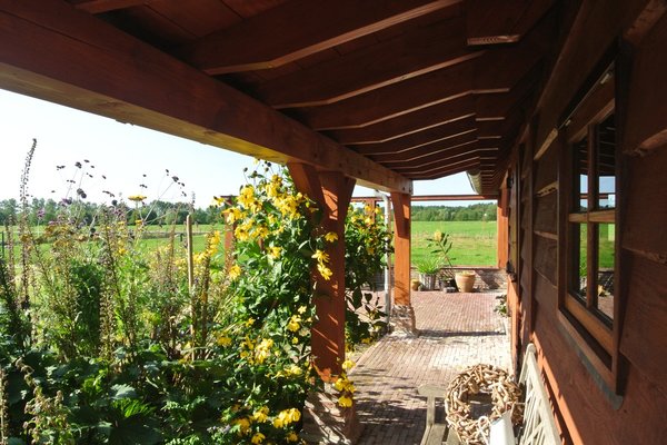 Houten overkapping schuur in landelijke stijl 