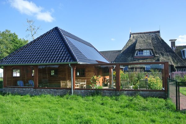 Landelijke schuur van hout met terrasoverkapping 