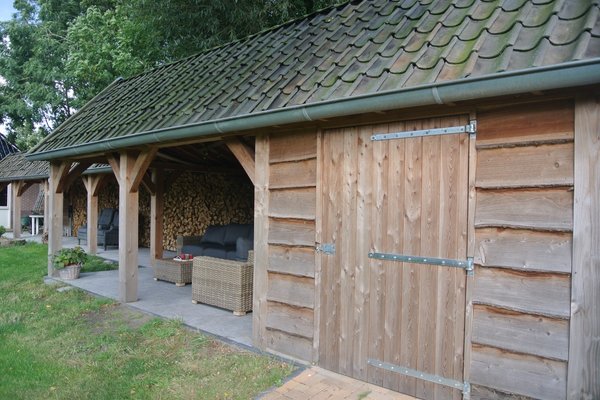 Landelijke terrasoverkapping van hout met afsluitbaar deel Driezum