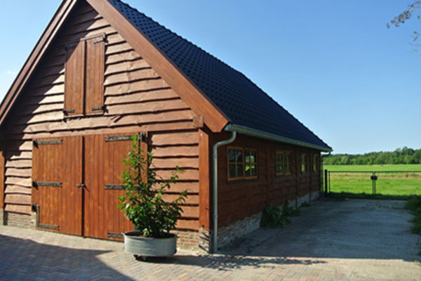 Houten landelijke garage met overkapping 