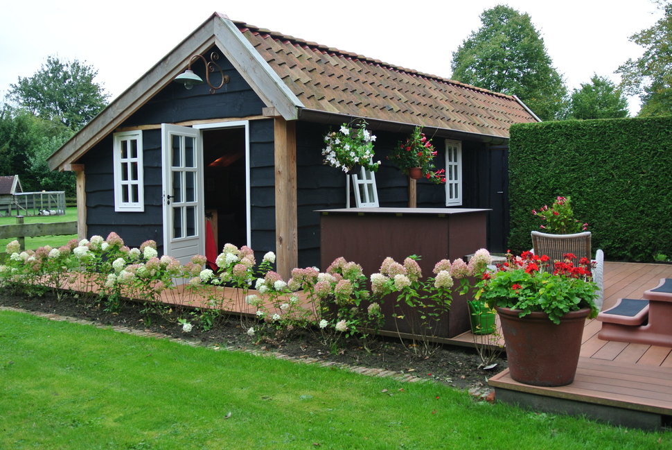 Landelijke tuinkamer met terrasoverkapping