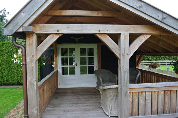 Houten tuinkamer met terrasoverkapping in landelijkestijl 