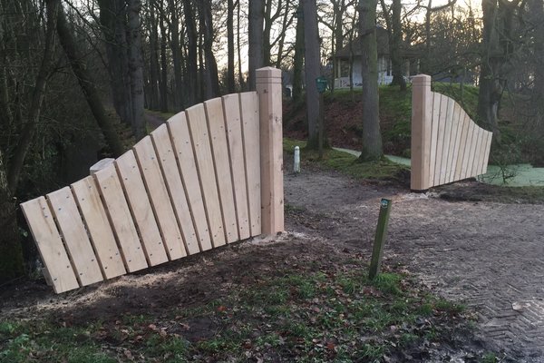 Eiken houten hekwerk in landelijke bouwstijl 