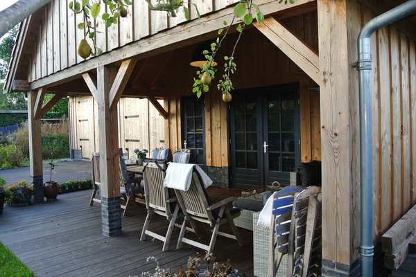 Terrasoverkapping aan huis in landelijke stijl