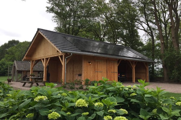 Grote houten landelijke garage met overkapping 