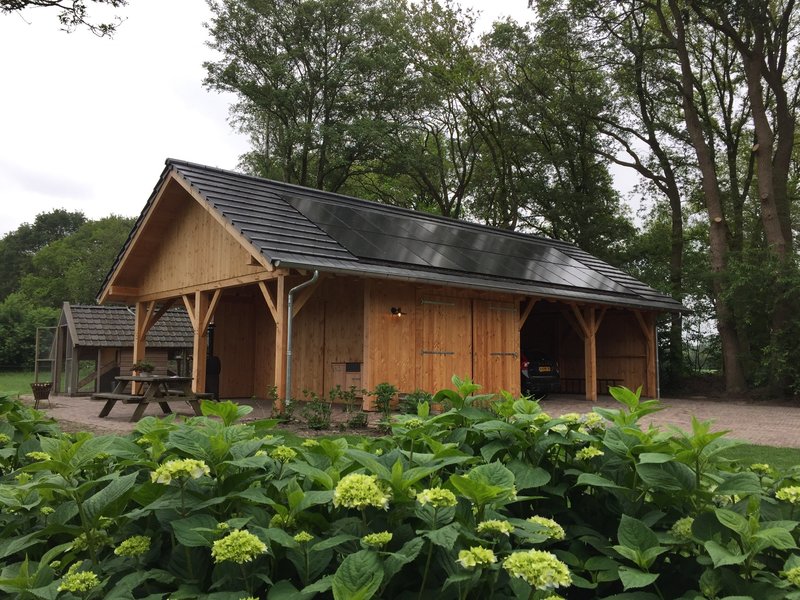 Grote houten landelijke garage met overkapping