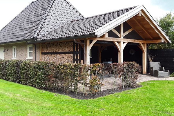 Houten overkapping aan huis met landelijke uitstraling