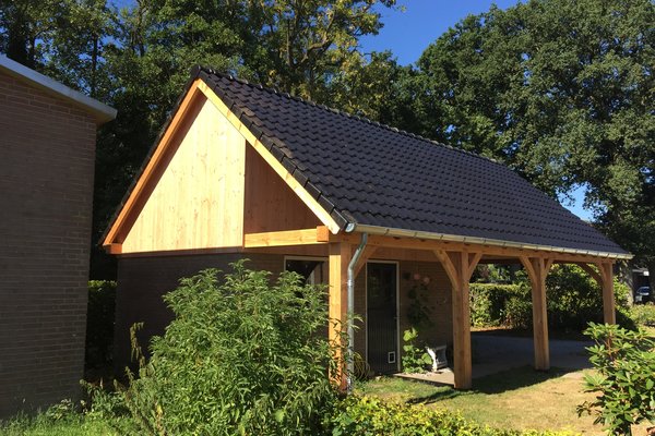 Grote houten overkapping aan huis 