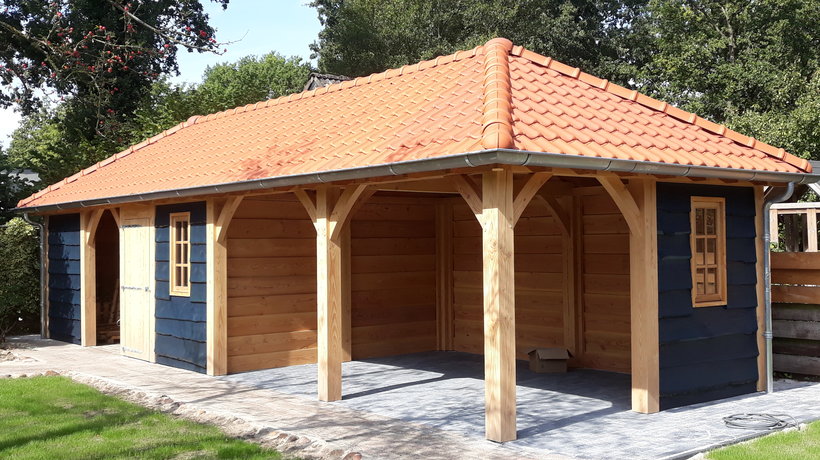 Overkapping-schilddak-afluitbaar-landelijke-bouwstijl-gieten-voorkant