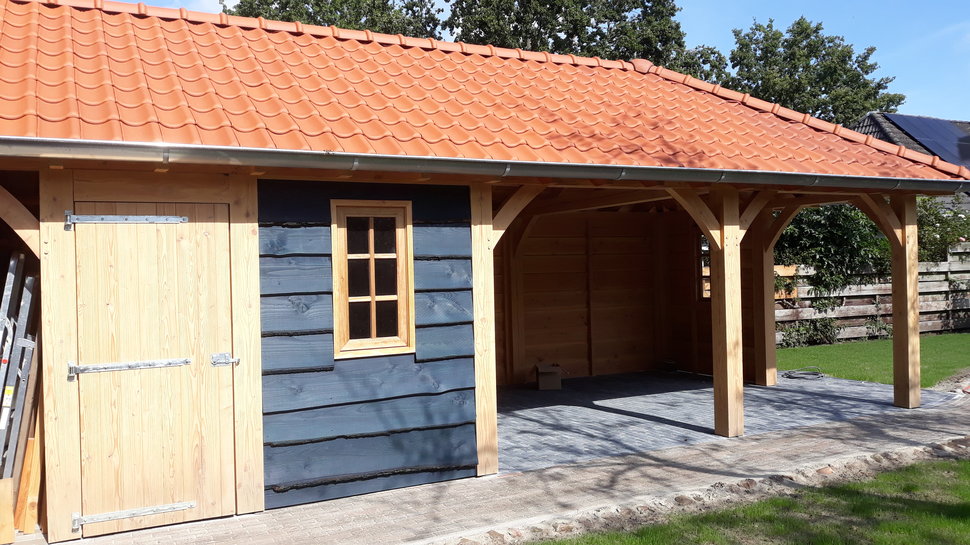 Landelijke houten schuur met schild dak en afsluitbaar deel