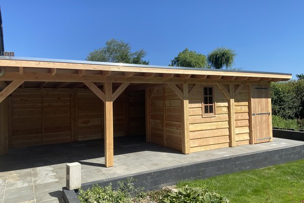 Terrasoverkapping in landelijke stijl met plat dak opslagruimte en sauna 