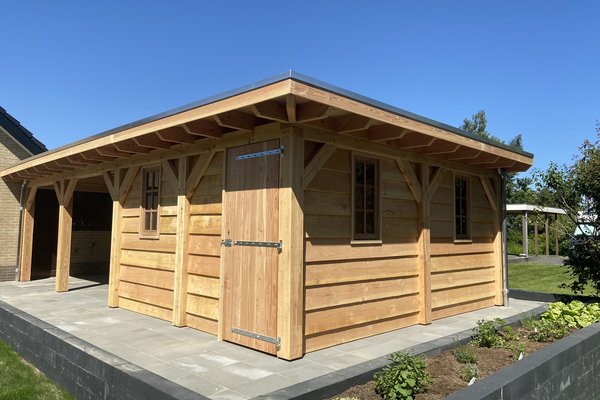 Terrasoverkapping in landelijke stijl met plat dak opslagruimte en sauna 