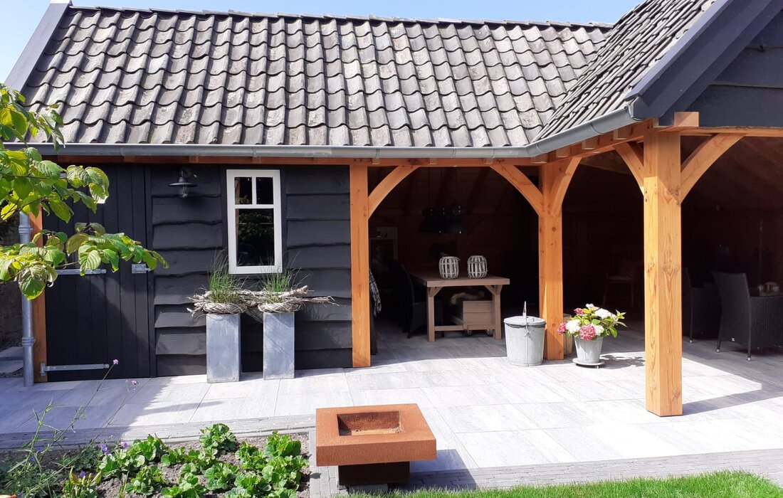 Tuinhuis met overkapping hoekopstelling met afsluitbaar deel 