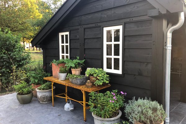 Zwarte houten kapschuur in hoekopstelling landelijke uitstraling met braai 120 cm in IJsselstein  