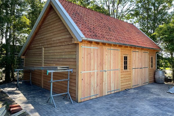 Garage met overkapping van hout in landelijke stijl Dokkum Friesland 