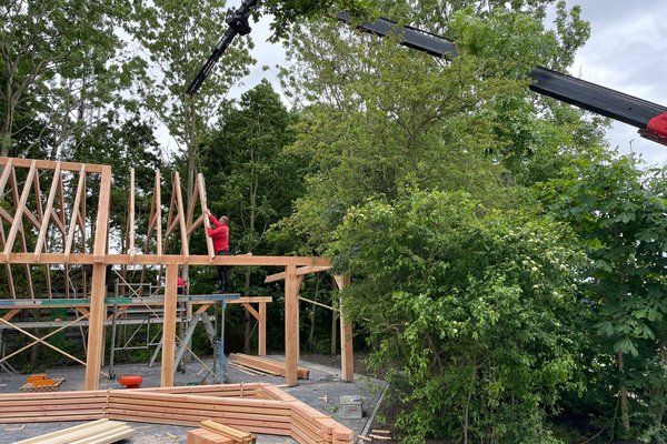 Garage met overkapping van hout in landelijke stijl Dokkum Friesland 