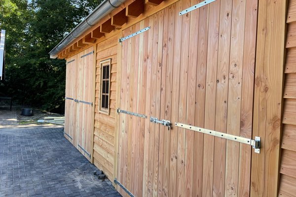 Garage met overkapping van hout in landelijke stijl Dokkum Friesland 