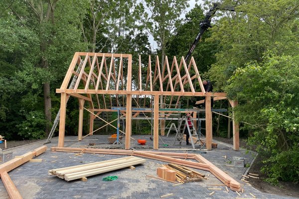 Garage met overkapping van hout in landelijke stijl Dokkum Friesland 