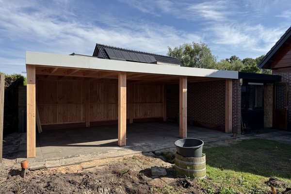 Overkapping-platdak-dokkum-voorzijde-met huis.jpeg 