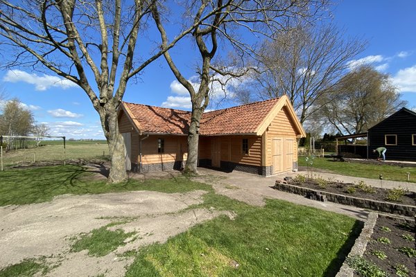 schuur-opslag-garage-landelijke-bouwstijl-lageland-vooraanzicht 